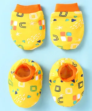 Child World Interlock Cotton Knit Booties  Fruit Print - White